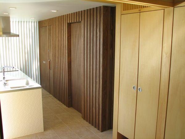 和室からキッチンを　木板壁が特徴