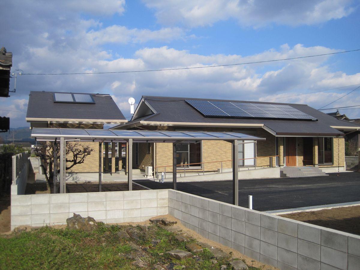 屋根には太陽光発電と太陽熱利用ガス給湯システムを搭載